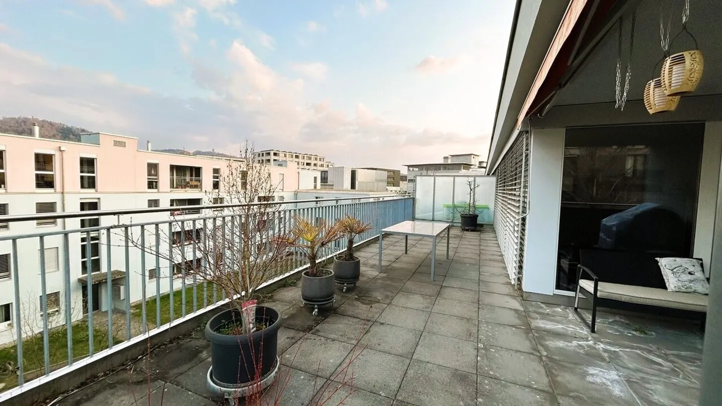 Appartement en attique avec terrasse spacieuse - Photo 4 sur 4