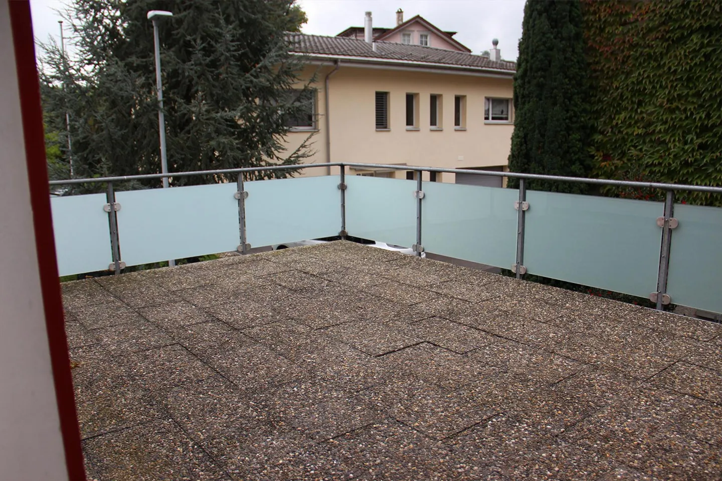 Appartement 2,5 pièces avec grand balcon et chambre supplémentaire - Photo 2 sur 7