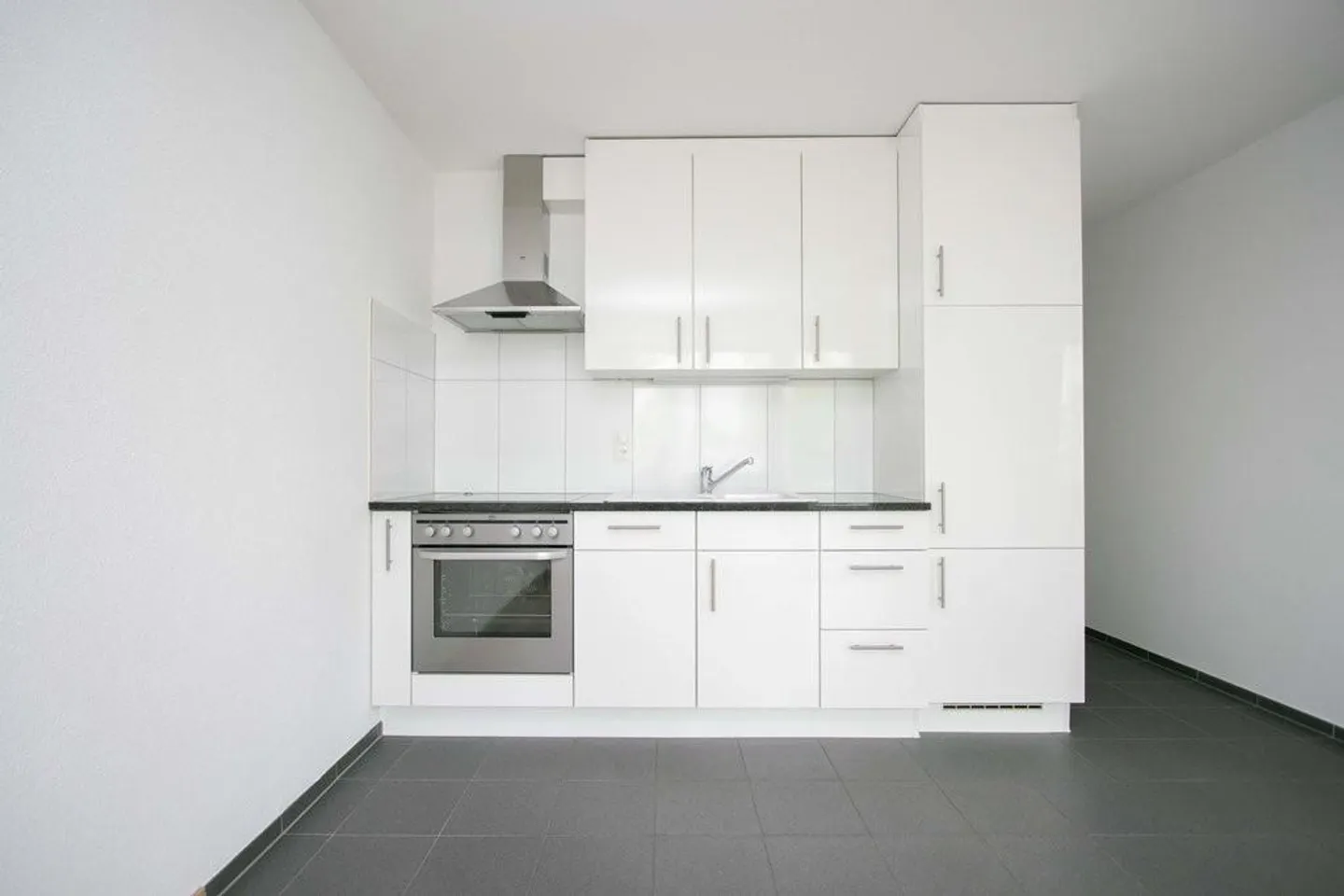 Appartamento con cucina moderna e balcone per single - Foto 2 di 8
