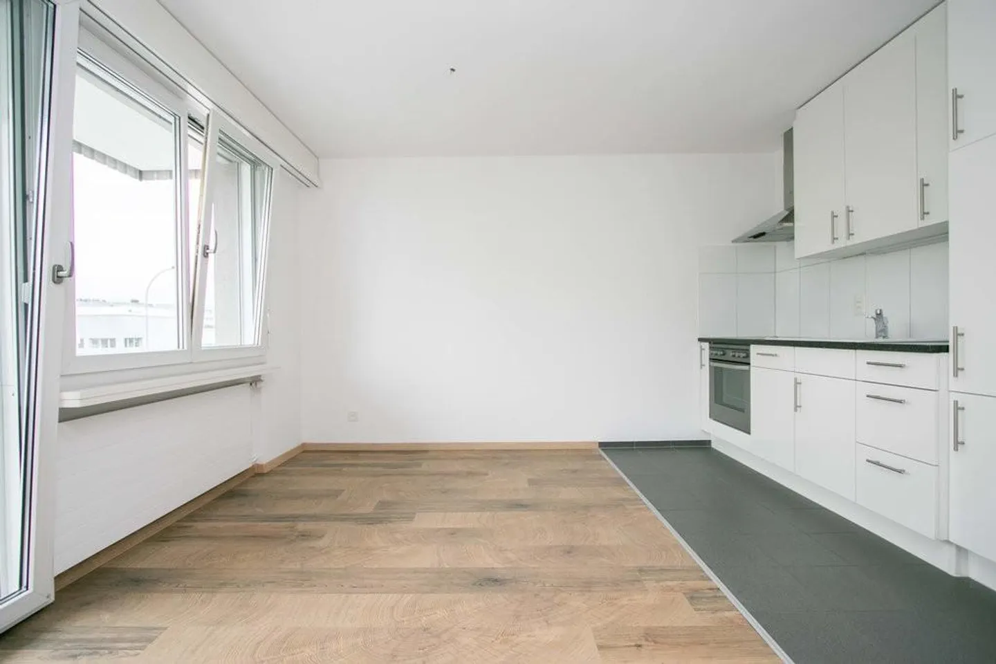 Appartamento con cucina moderna e balcone per single - Foto 3 di 8