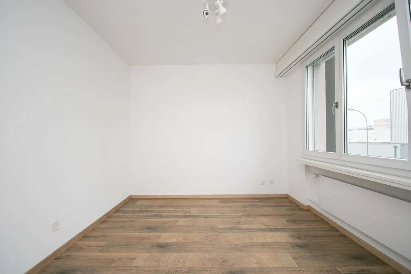Appartamento con cucina moderna e balcone per single - Foto 4 di 8
