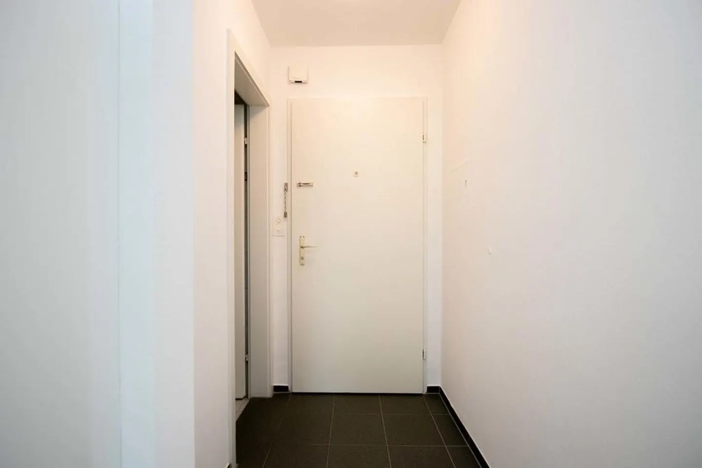 Appartamento con cucina moderna e balcone per single - Foto 6 di 8