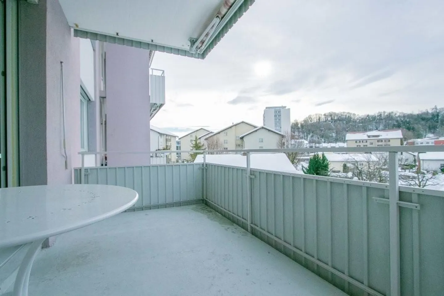 Appartamento con cucina moderna e balcone per single - Foto 7 di 8