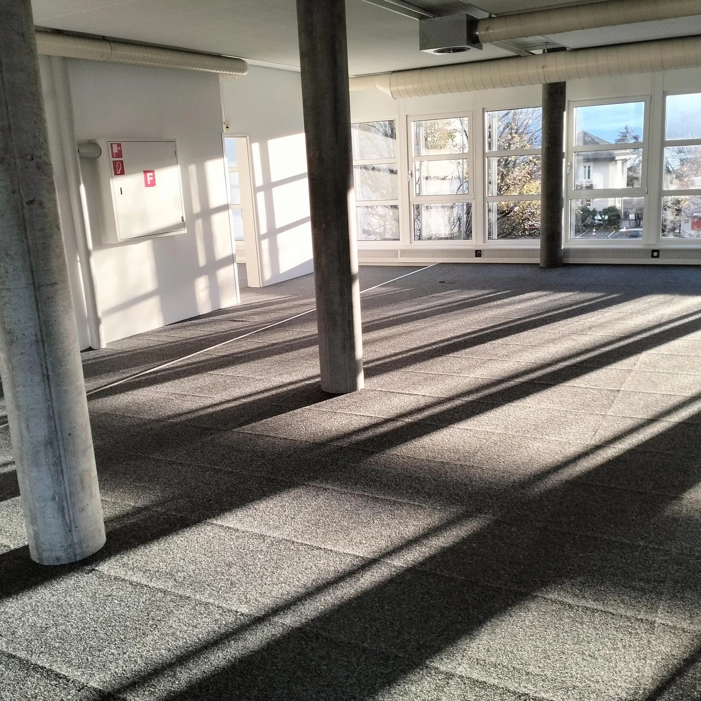 Mixed-use building for rent - Photo 2 of 6