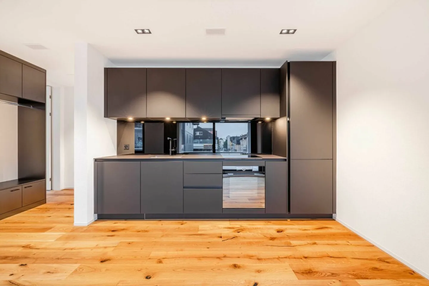 Exclusive 2.5-room apartment with wonderful view - Photo 1 of 7