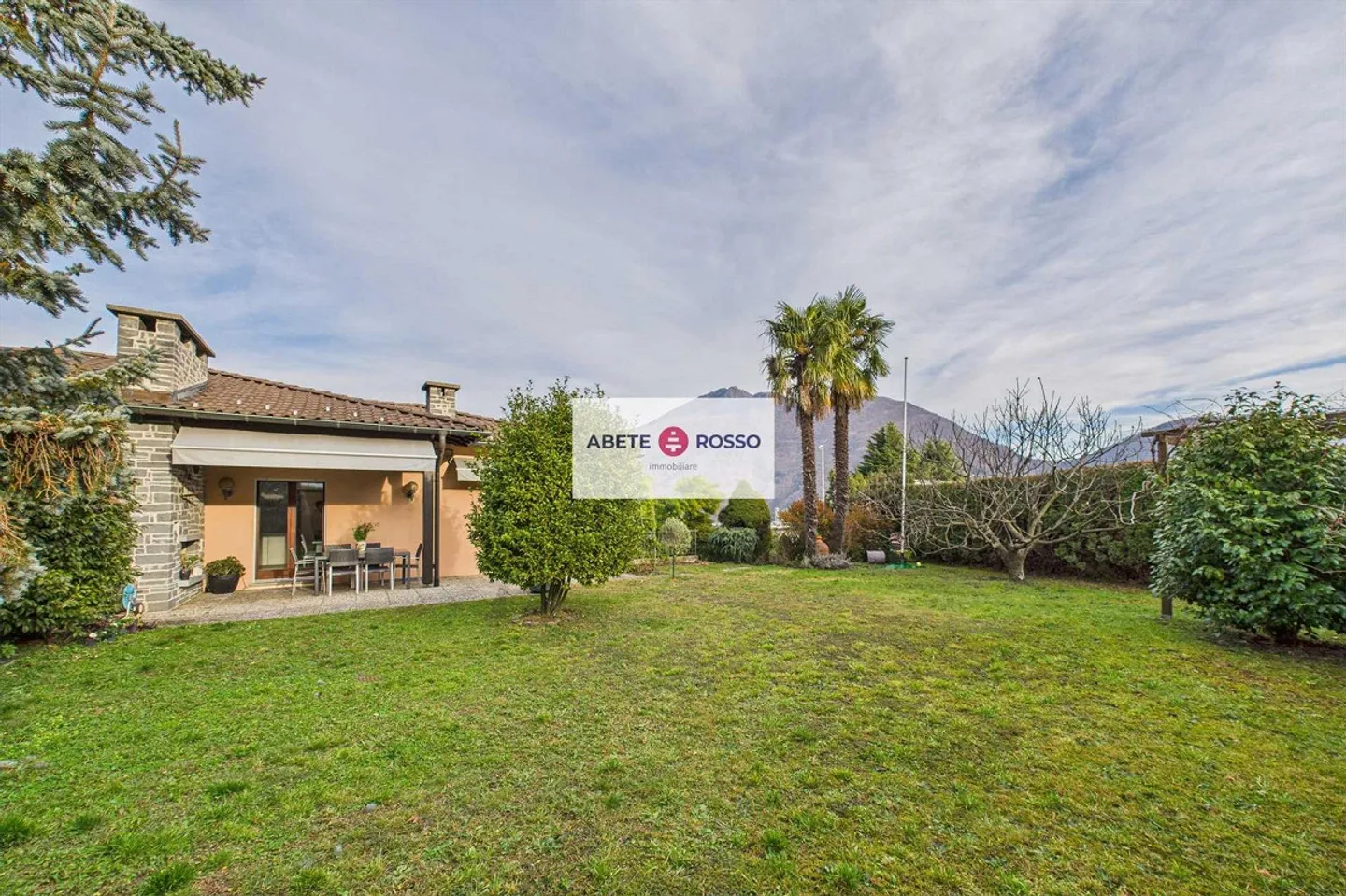 Apartment with private garden in a prestigious residential area. - Photo 2 of 16