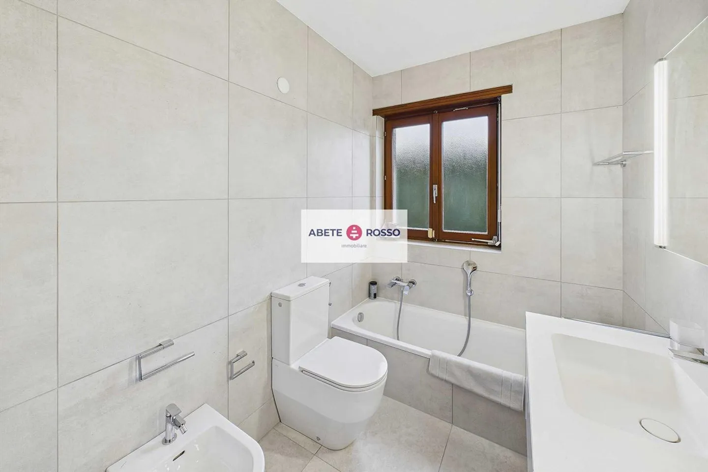 Apartment with private garden in a prestigious residential area. - Photo 12 of 16