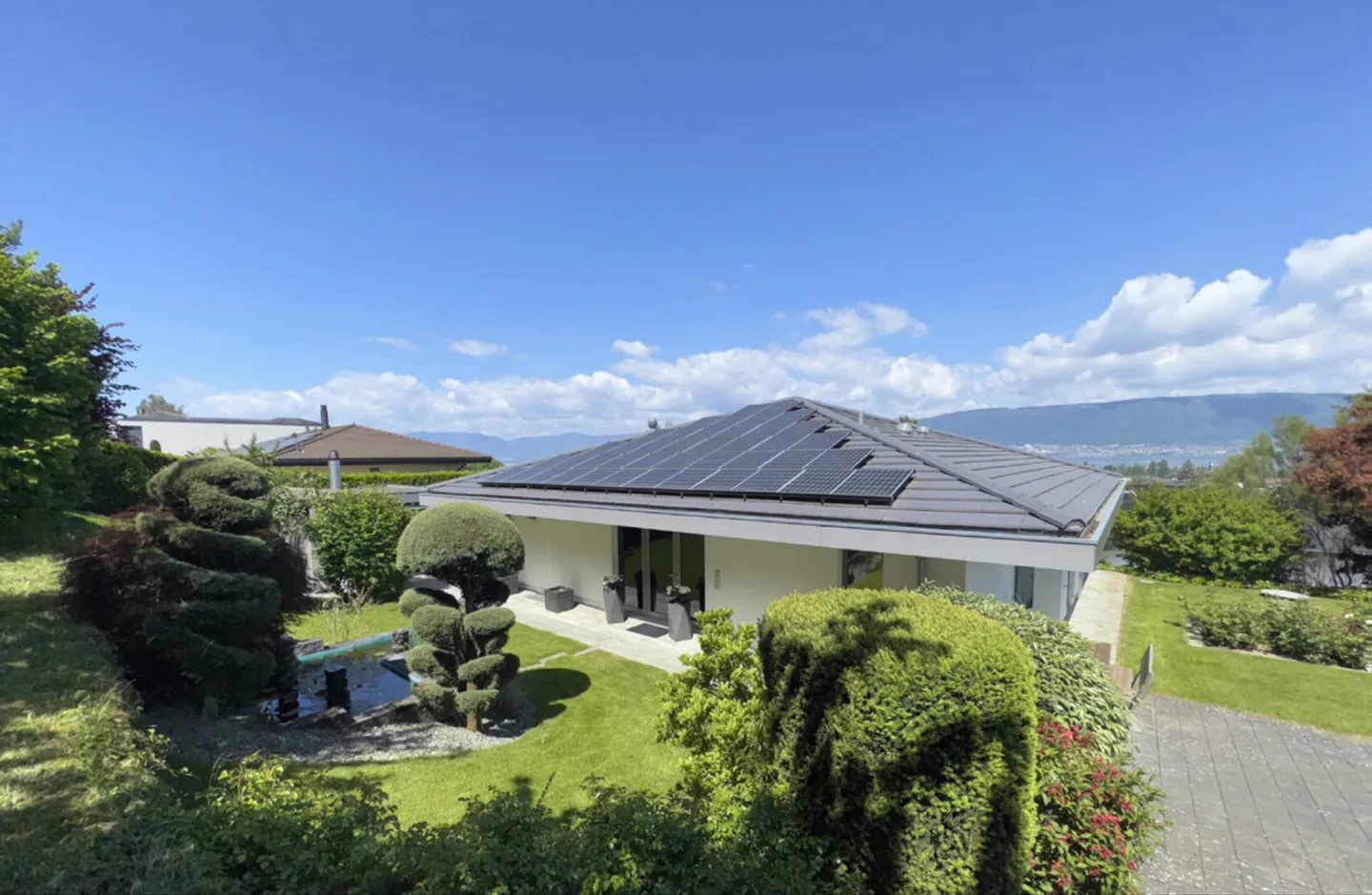 INDIVIDUAL VILLA, HAVEN OF PEACE ON THE BANKS OF LAKE NEUCHÂTEL - Photo 1 of 11