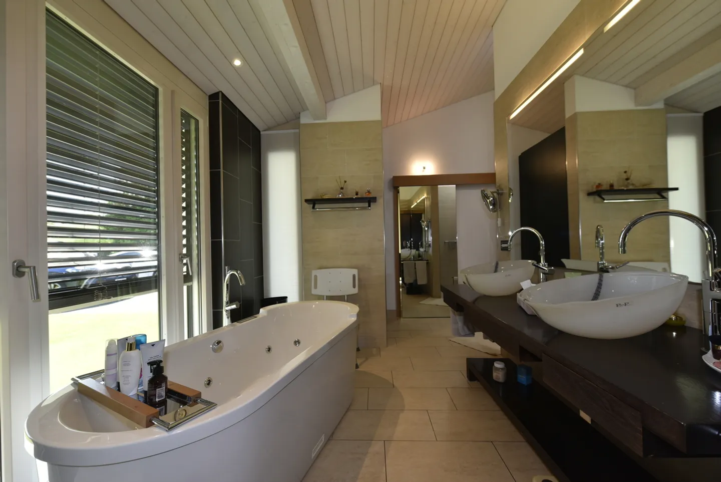 INDIVIDUAL VILLA, HAVEN OF PEACE ON THE BANKS OF LAKE NEUCHÂTEL - Photo 5 of 11