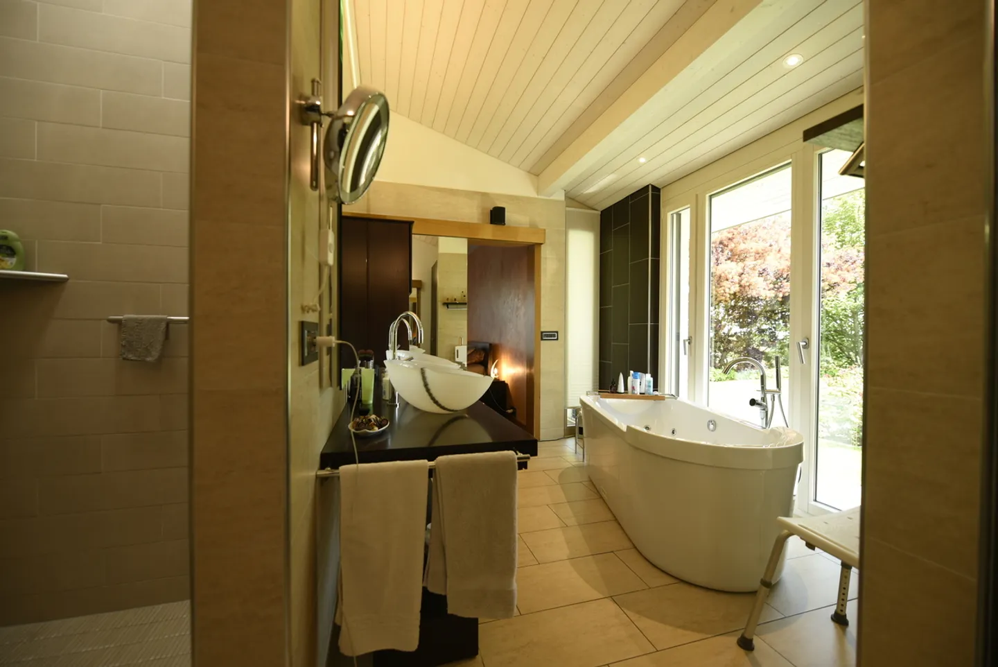 INDIVIDUAL VILLA, HAVEN OF PEACE ON THE BANKS OF LAKE NEUCHÂTEL - Photo 6 of 11