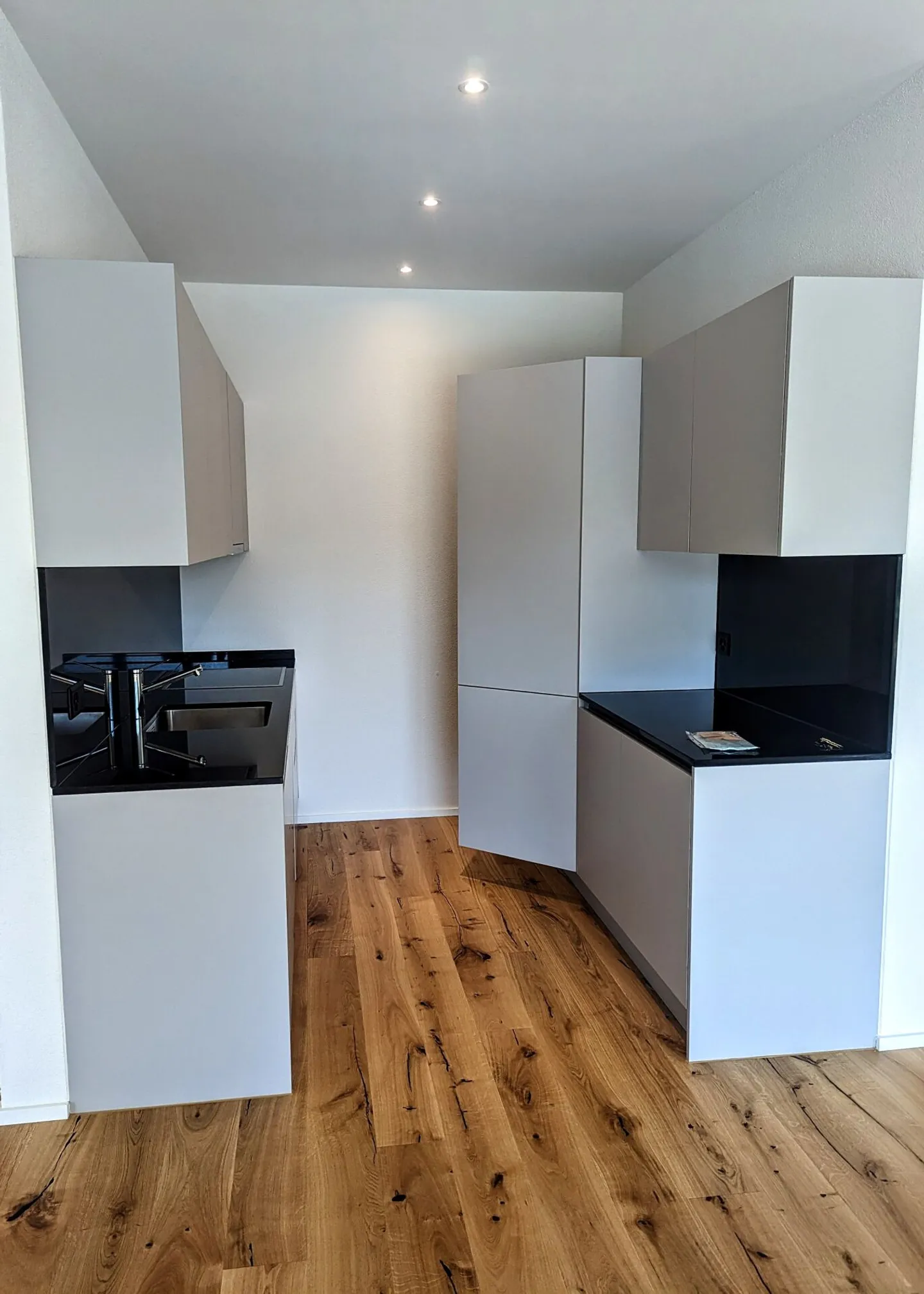 Bright and spacious apartment with stylish parquet flooring - Photo 2 of 5