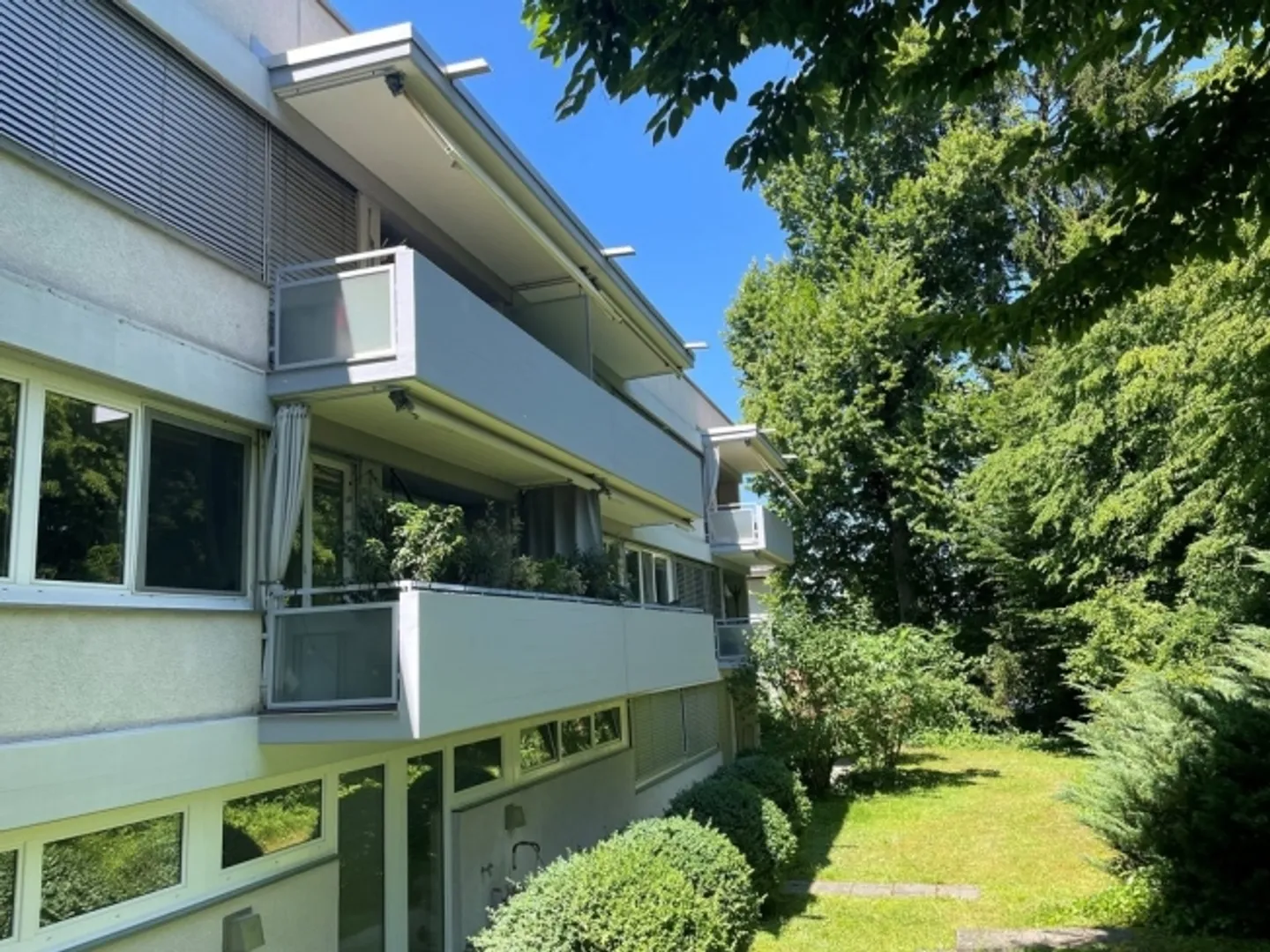 Bellissimo appartamento di 4,5 stanze con camino e vista sul verde - Foto 2 di 5