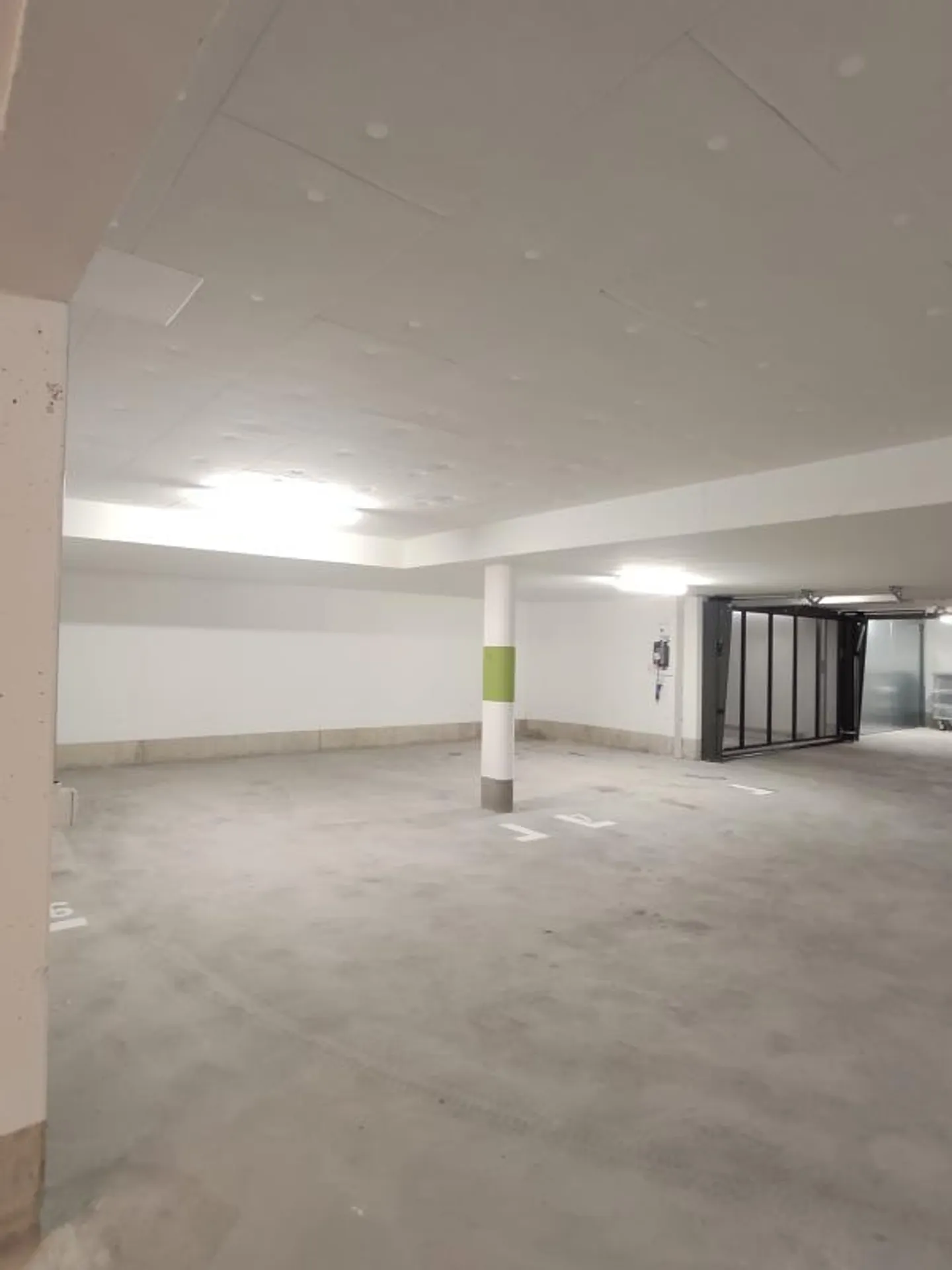 Parking spaces with E-charging stations for rent - Photo 3 of 5