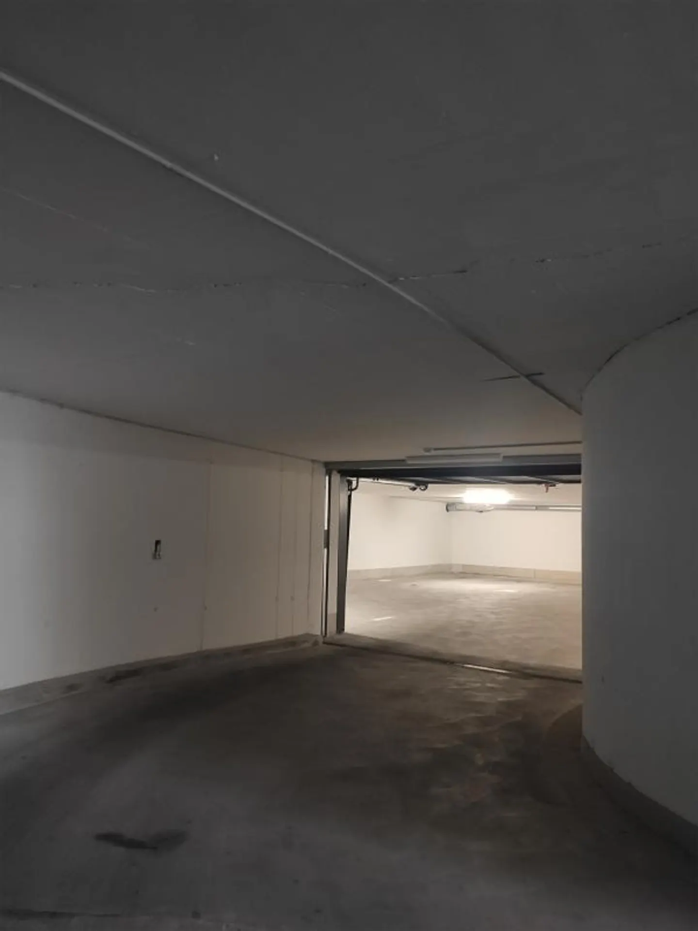 Parking spaces with E-charging stations for rent - Photo 4 of 5