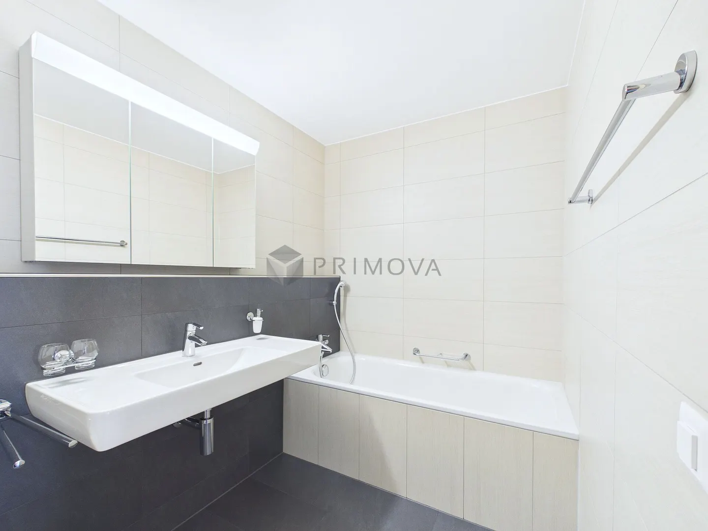 Appartamento 4.5 camere ristrutturato di alta qualità con terrazza soleggiata a sud a Trimmis - Foto 6 di 11