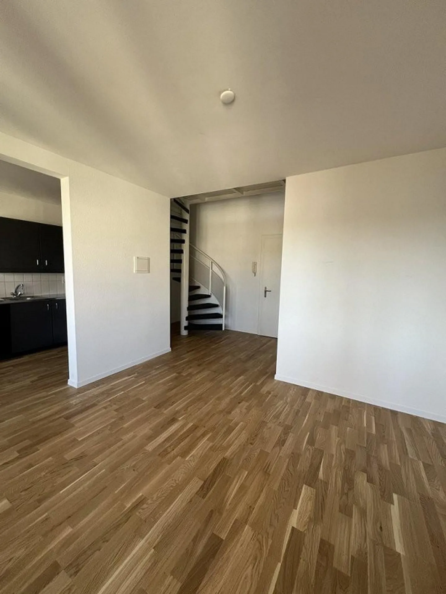 Quiet Apartment with Balcony - Photo 5 of 10