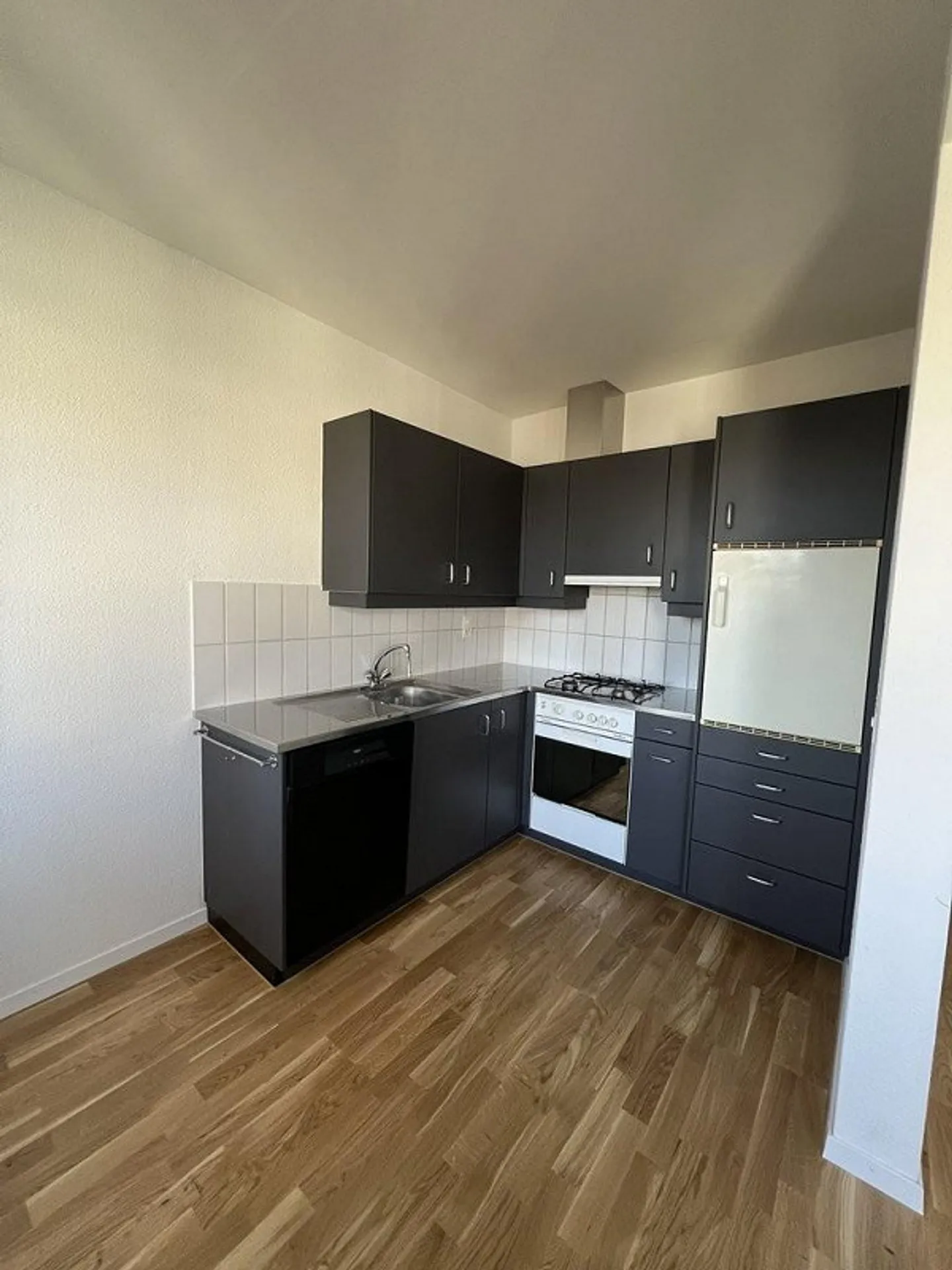 Quiet Apartment with Balcony - Photo 6 of 10