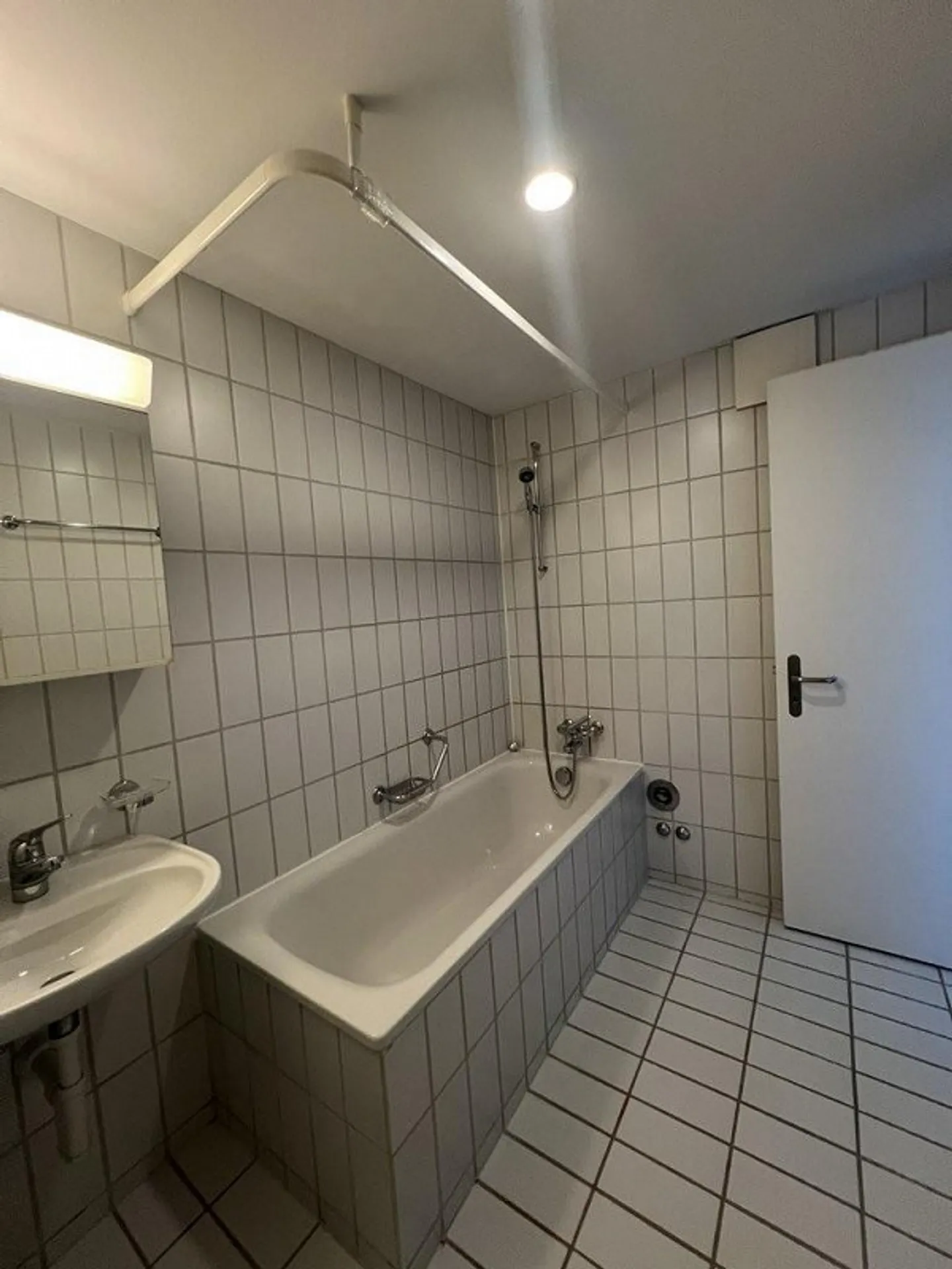 Quiet Apartment with Balcony - Photo 9 of 10