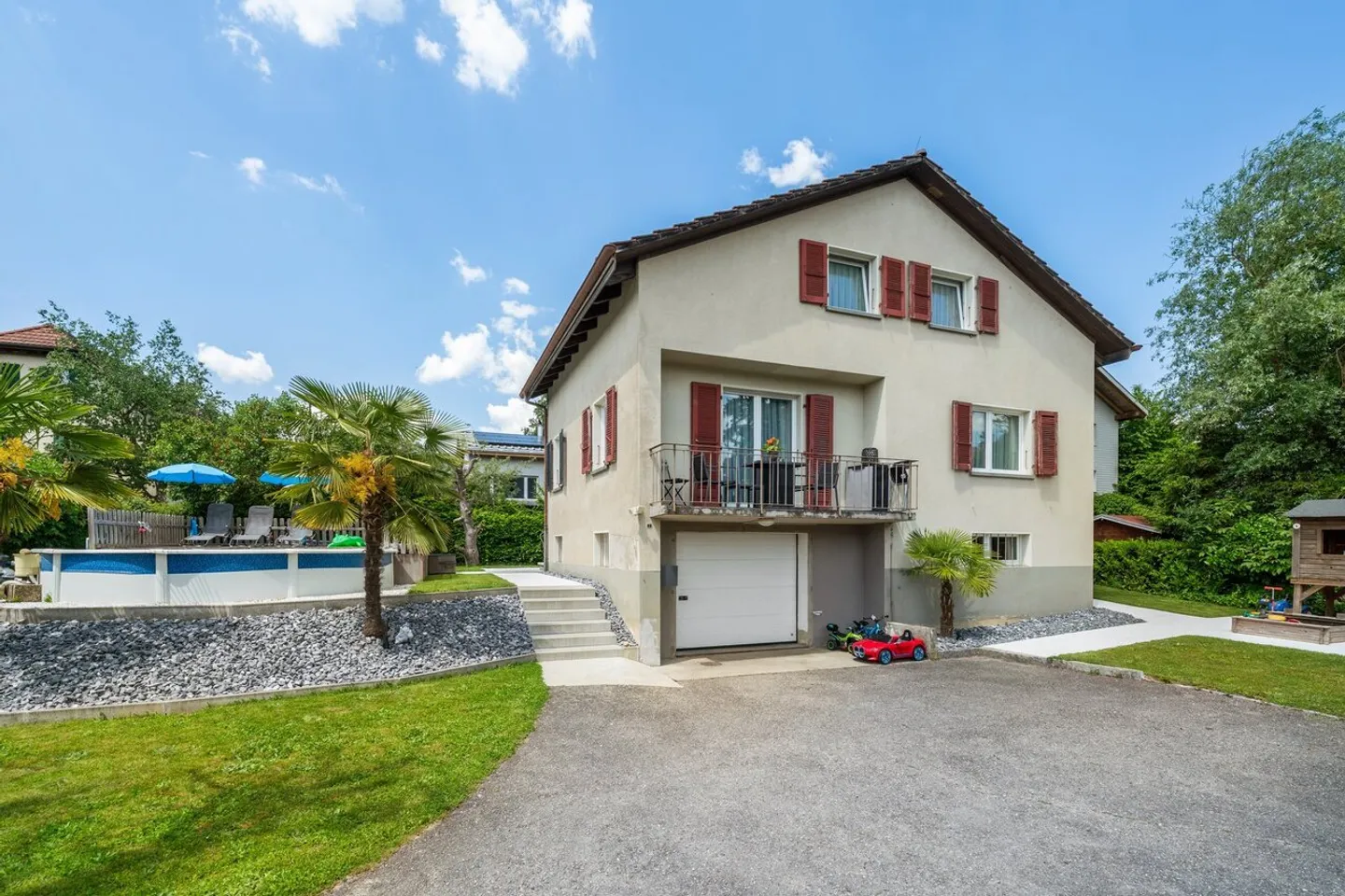 Kompaktes Einfamilienhaus mit Pool und Umschwung - Foto 1 von 12