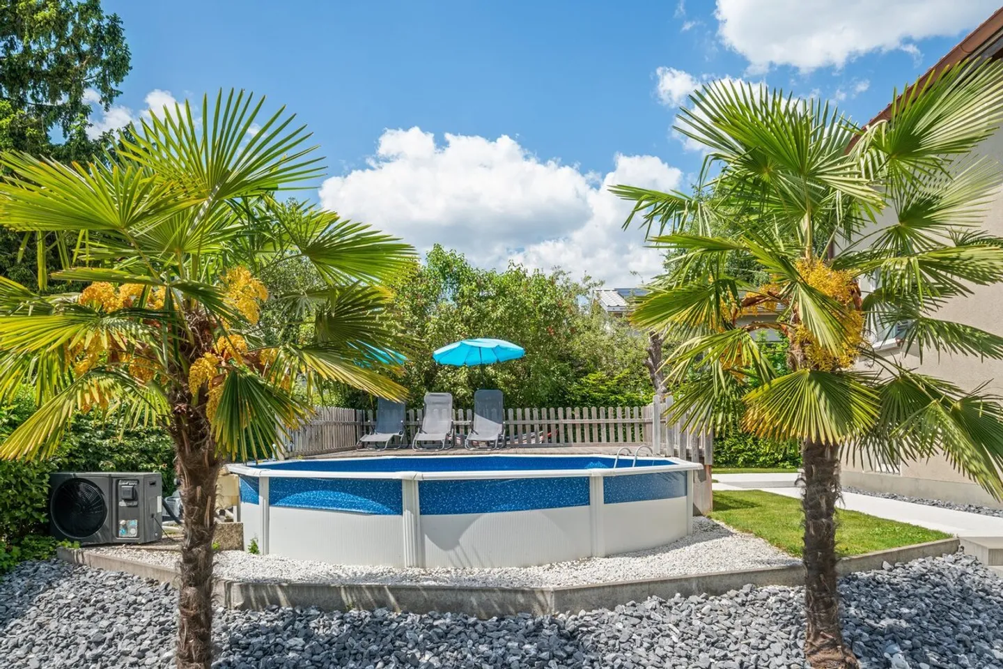 Kompaktes Einfamilienhaus mit Pool und Umschwung - Foto 2 von 12