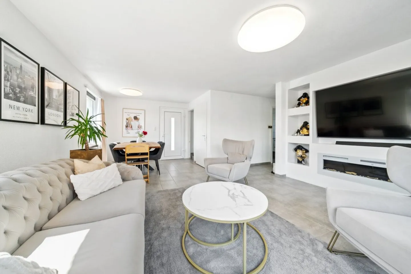 Kompaktes Einfamilienhaus mit Pool und Umschwung - Foto 3 von 12