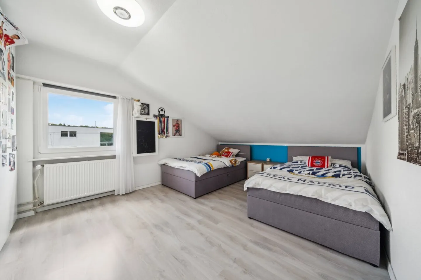 Kompaktes Einfamilienhaus mit Pool und Umschwung - Foto 7 von 12