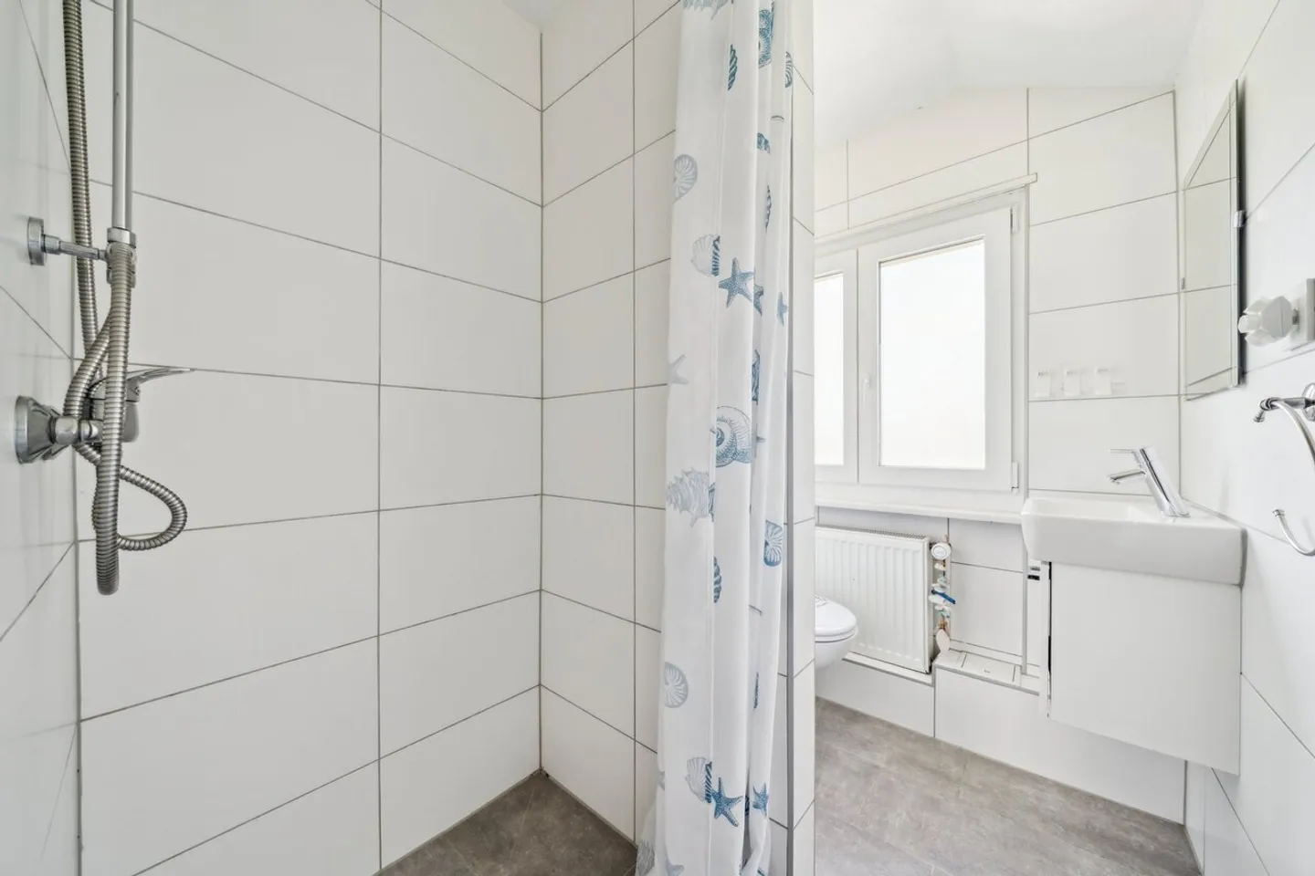 Kompaktes Einfamilienhaus mit Pool und Umschwung - Foto 8 von 12