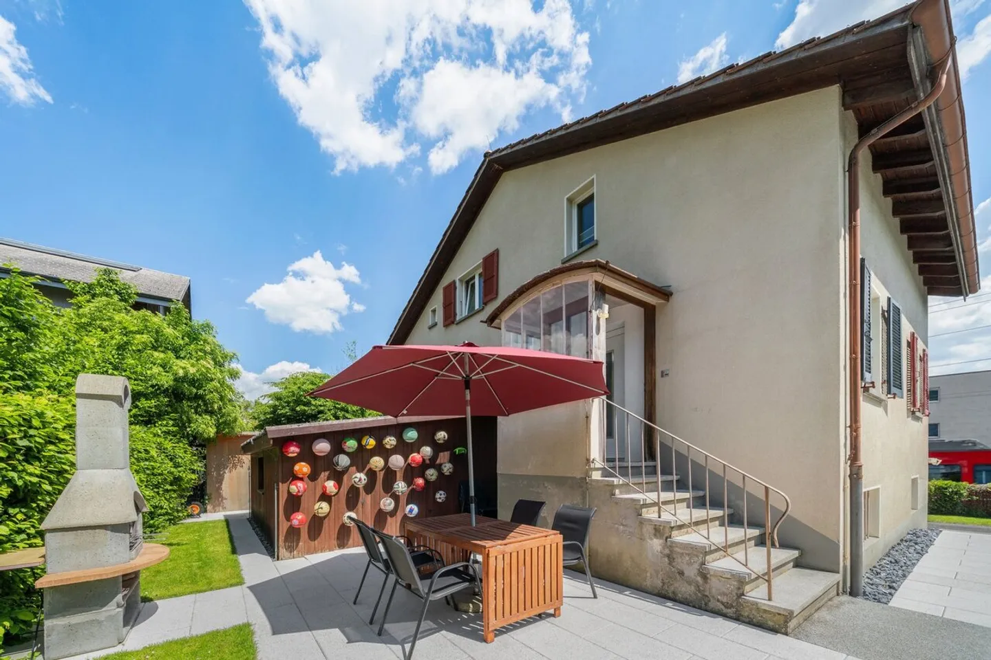 Kompaktes Einfamilienhaus mit Pool und Umschwung - Foto 9 von 12