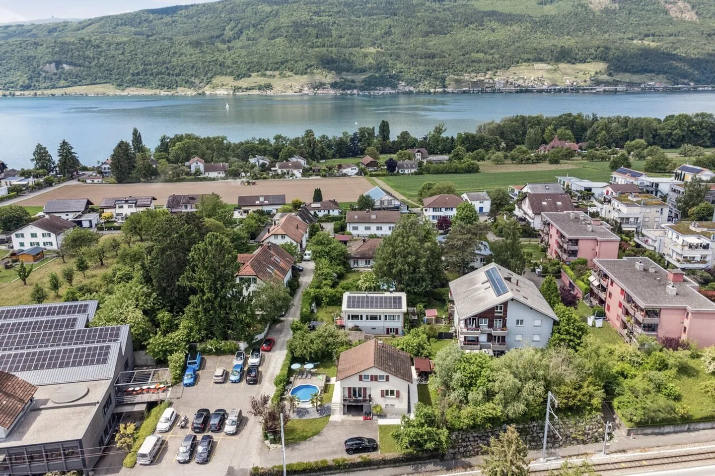 Kompaktes Einfamilienhaus mit Pool und Umschwung - Foto 10 von 12