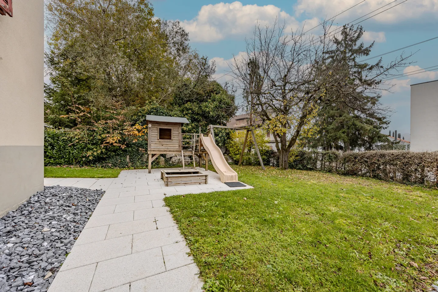 Kompaktes Einfamilienhaus mit Pool und Umschwung - Foto 11 von 12