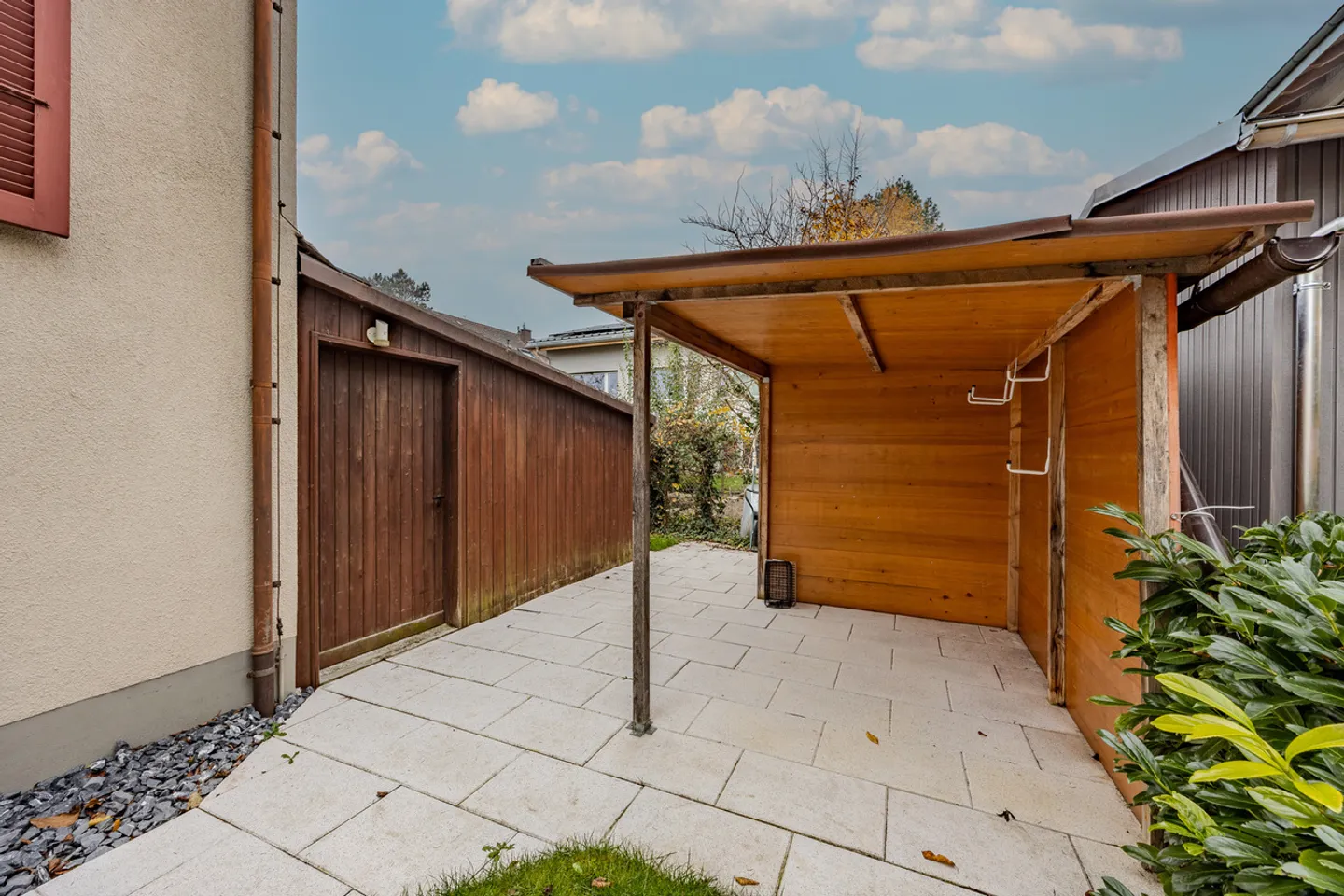 Kompaktes Einfamilienhaus mit Pool und Umschwung - Foto 12 von 12