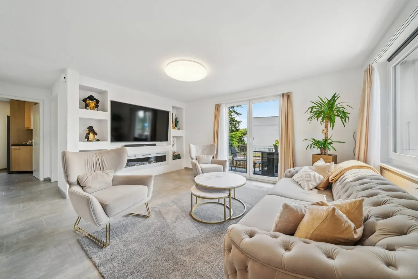 Kompaktes Einfamilienhaus mit Pool und Umschwung - Foto 4 von 12