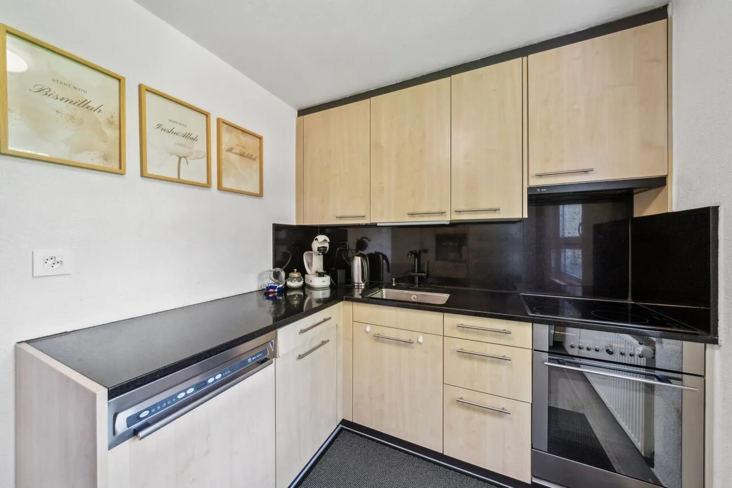 Kompaktes Einfamilienhaus mit Pool und Umschwung - Foto 5 von 12