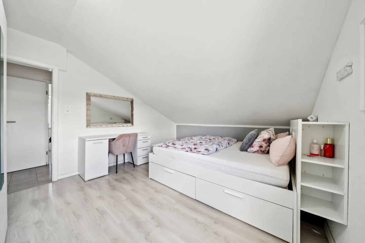 Kompaktes Einfamilienhaus mit Pool und Umschwung - Foto 6 von 12