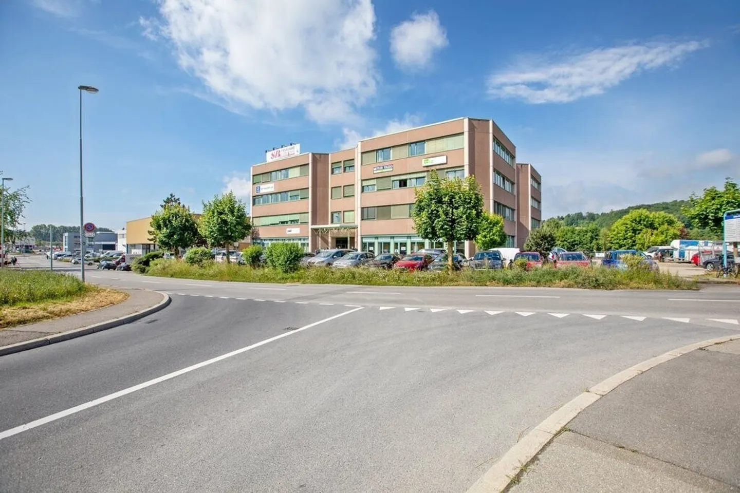 Ideal location in a dynamic industrial area - Photo 1 of 2