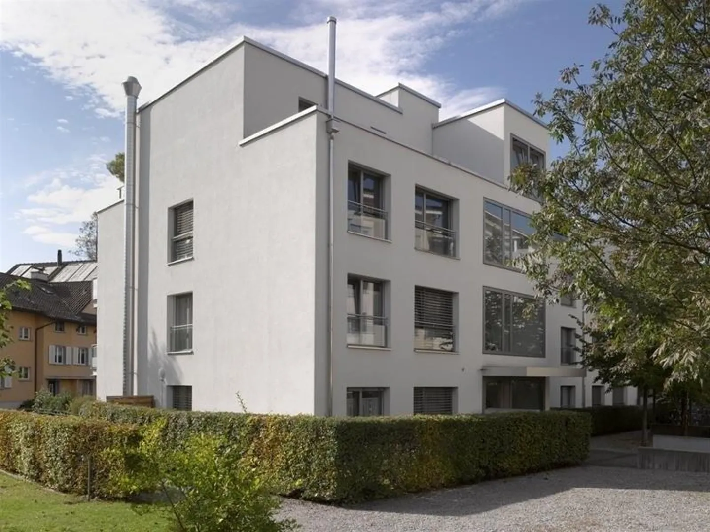 In ruhiger, gepflegter und charmanter Liegenschaft - Foto 1 von 6