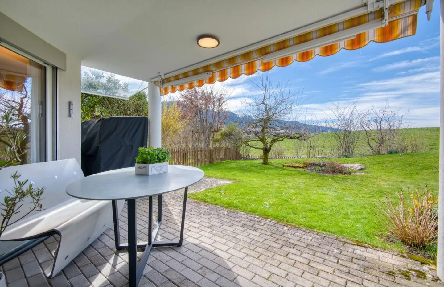 Charmantes Haus mit Seeblick - Foto 2 von 14