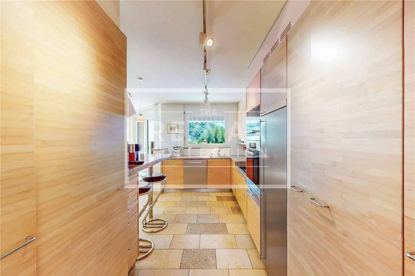 Rare Opportunity: Top 5.5+ Penthouse with Garden, 225 m² Living Space + 210 m² Outdoor Area - Photo 8 of 13