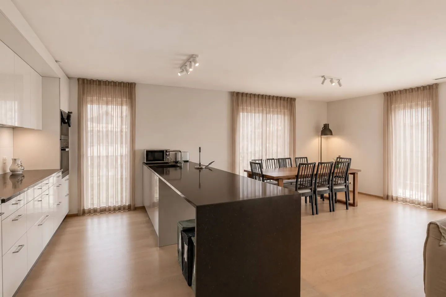Modern Apartment with Balcony - Photo 3 of 9