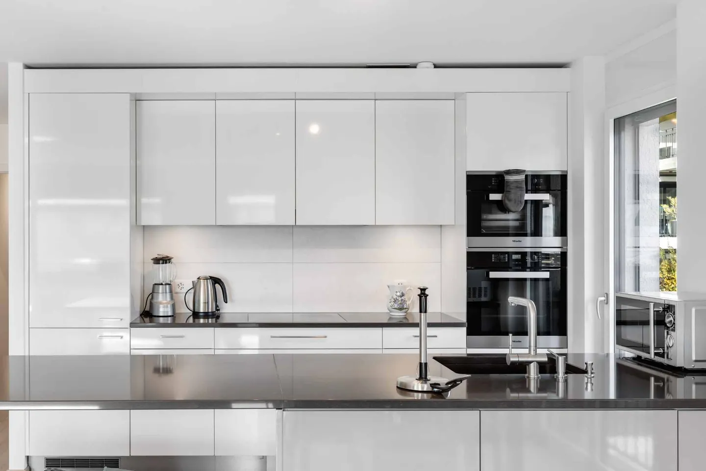 Modern Apartment with Balcony - Photo 2 of 9