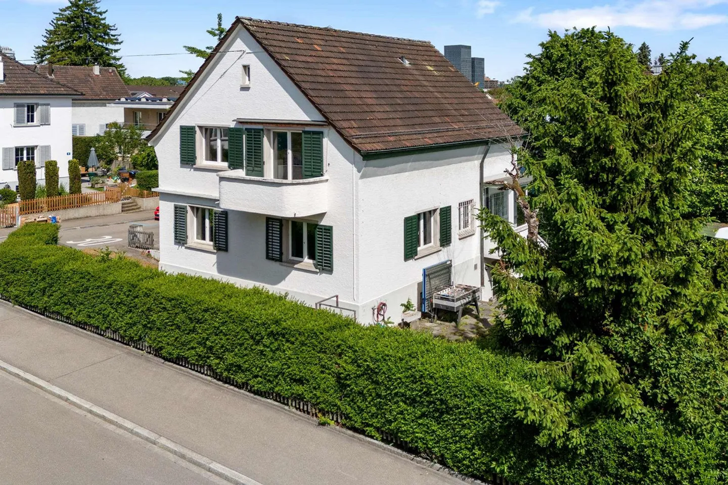 Charming Single-Family Home with Dream Garden in Quiet Residential Area - Photo 3 of 9