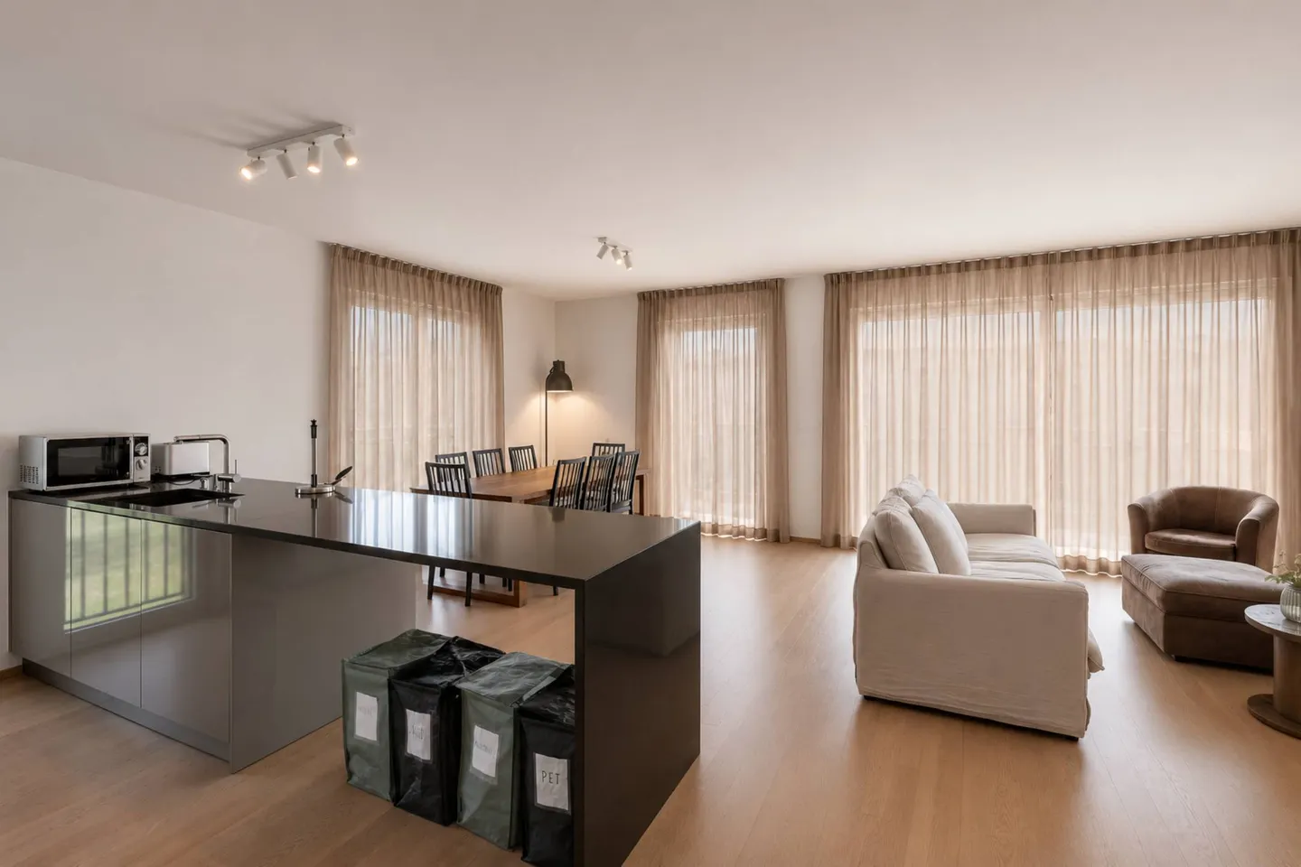 Modern Apartment with Balcony - Photo 4 of 9