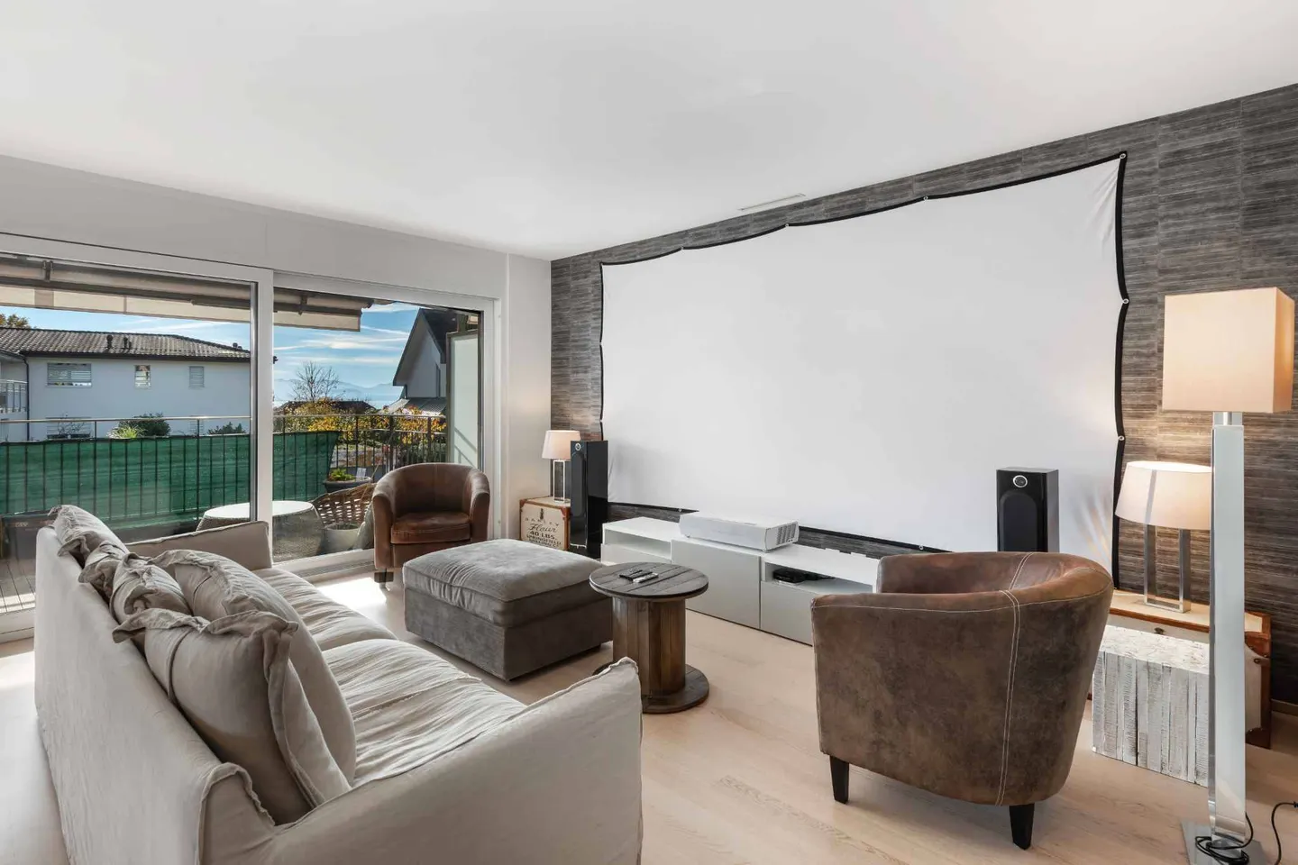 Modern Apartment with Balcony - Photo 5 of 9