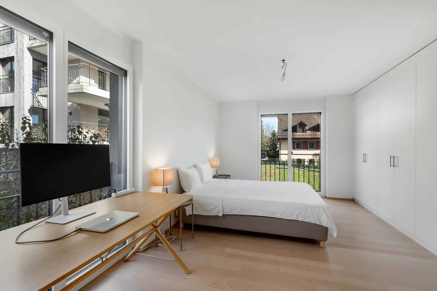 Modern Apartment with Balcony - Photo 8 of 9