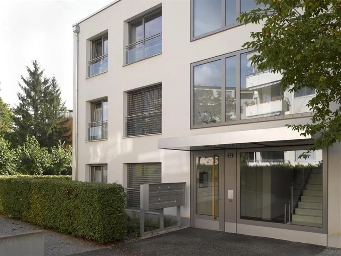 In ruhiger, gepflegter und charmanter Liegenschaft - Foto 2 von 6