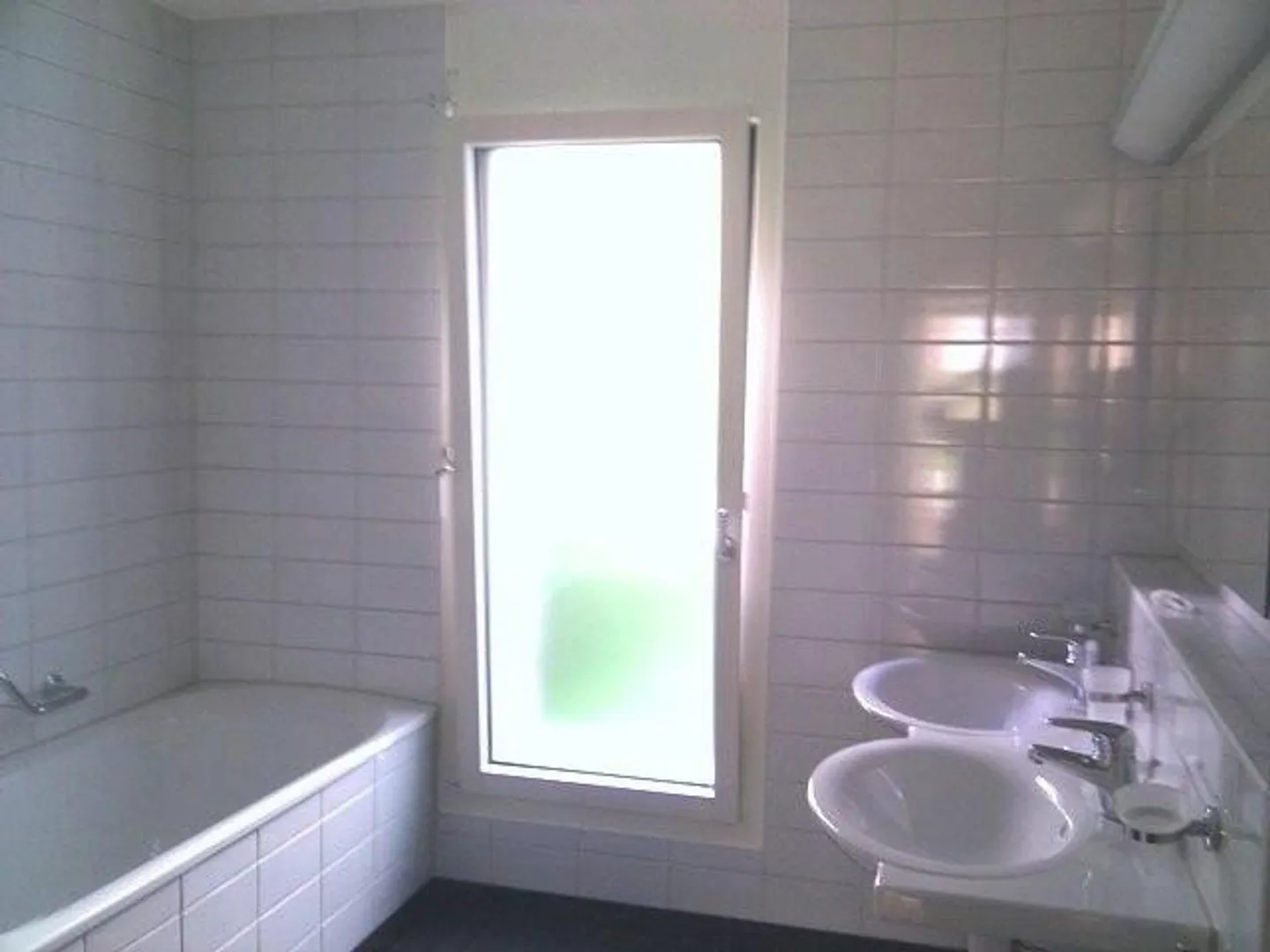 In ruhiger, gepflegter und charmanter Liegenschaft - Foto 4 von 6