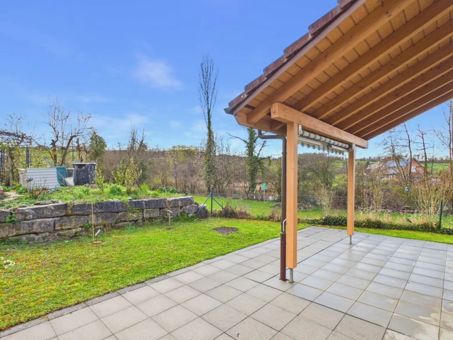 Charmantes Doppeleinfamilienhaus mit Aussicht - Foto 2 von 15