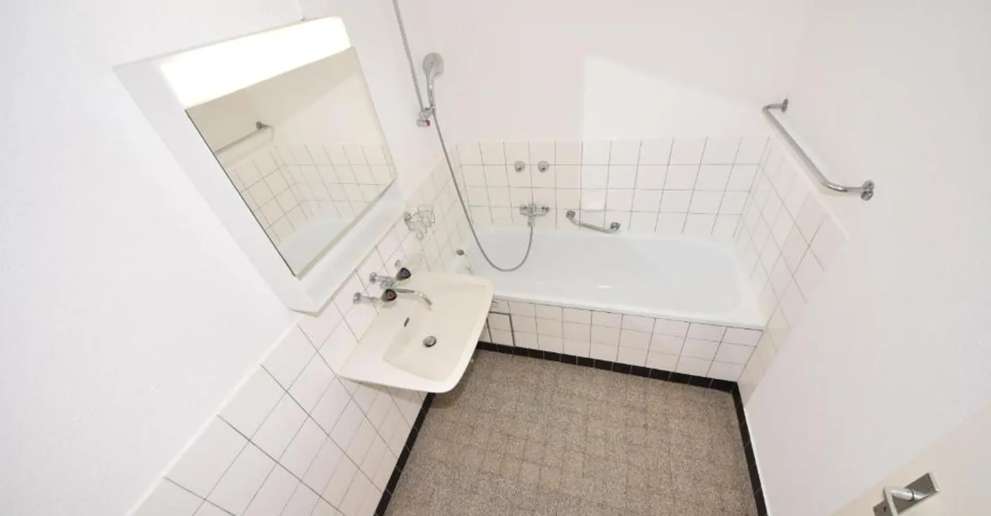 Bright 3-room apartment in a central location in Basel - Photo 3 of 4