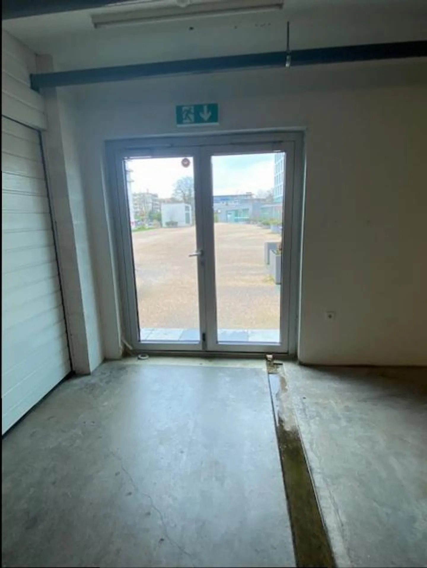 INDOOR PARKING SPACE - IMMEDIATE PROXIMITY TO STATION - Photo 3 of 8