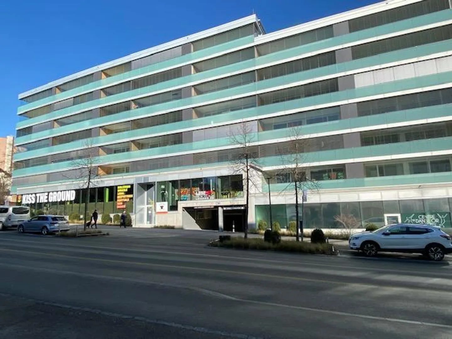 INDOOR PARKING SPACE - IMMEDIATE PROXIMITY TO STATION - Photo 4 of 8